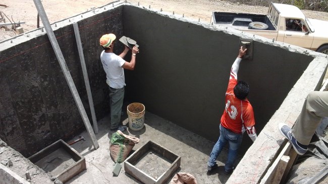 Finishing the interior of the cisterna